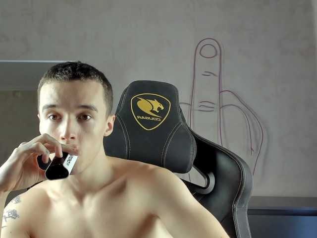 Live sex webcam photo for MasonWarholl #290028937