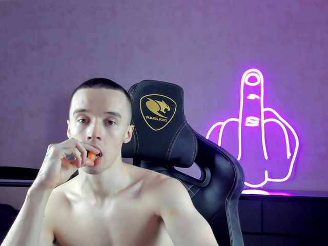 Live sex webcam photo for MasonWarholl #290237612