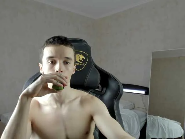 Live sex webcam photo for MasonWarholl #290392239