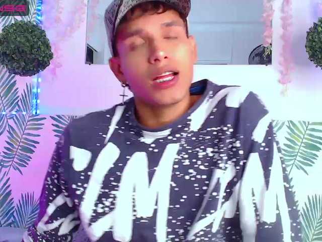 Live sex webcam photo for Mathias-69 #275725056