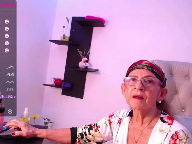 Live sex webcam photo for MatureBlonde #274242999