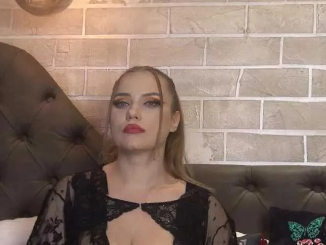 Live sex webcam photo for MayaFinn #275607712