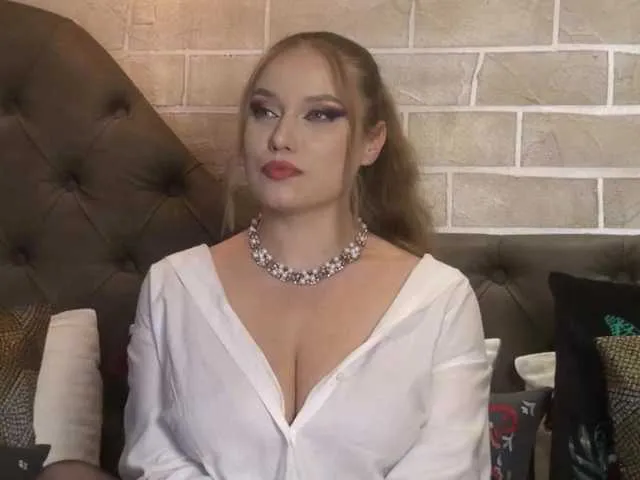 Live sex webcam photo for MayaFinn #275639518