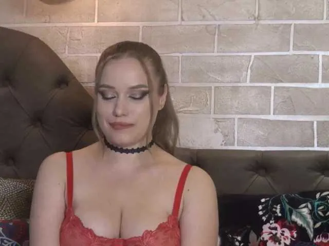 Live sex webcam photo for MayaFinn #275728361