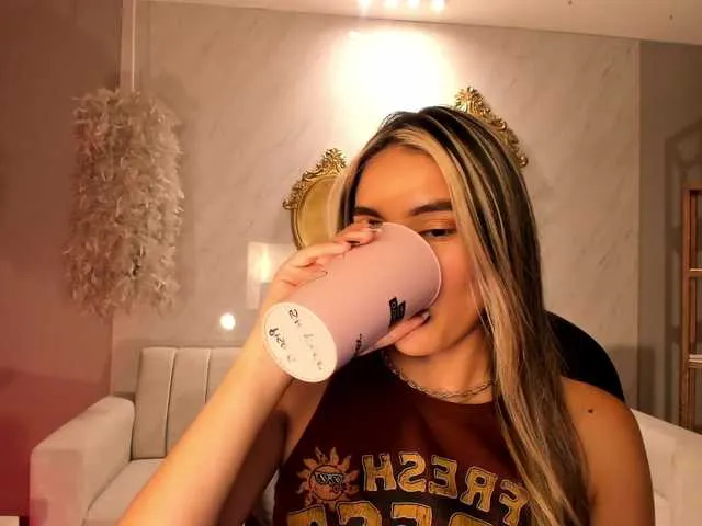 Live sex webcam photo for MayaRivera #275603808