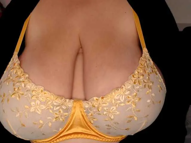 Live sex webcam photo for Mayabigtitss #292408367