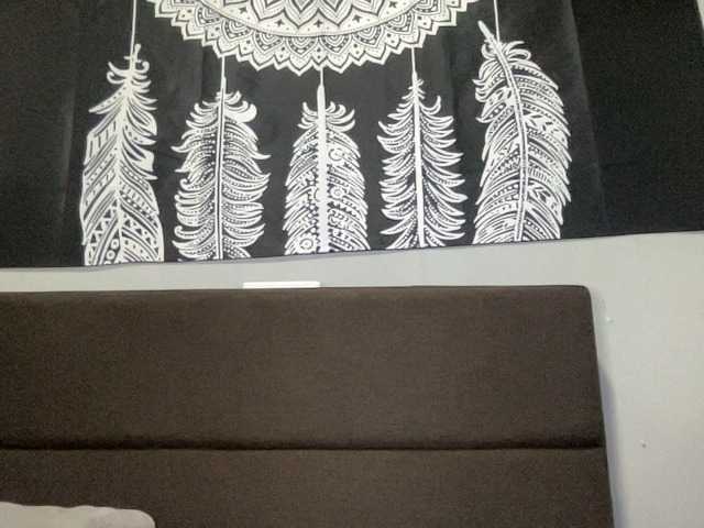 Live sex webcam photo for MeganEmma0 #291117325