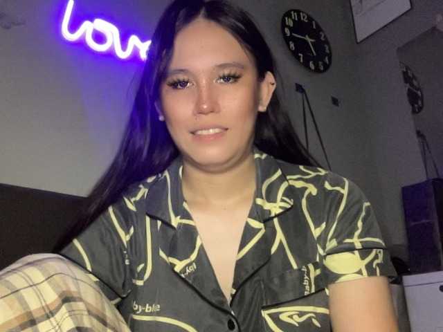 Live sex webcam photo for MeganEmma0 #292136720