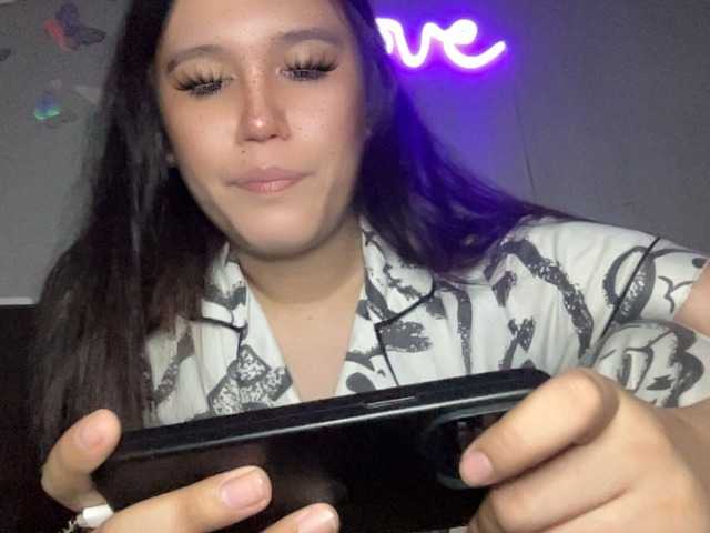 Live sex webcam photo for MeganEmma0 #292161606