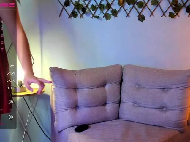 Live sex webcam photo for MeganThornee2 #275652901