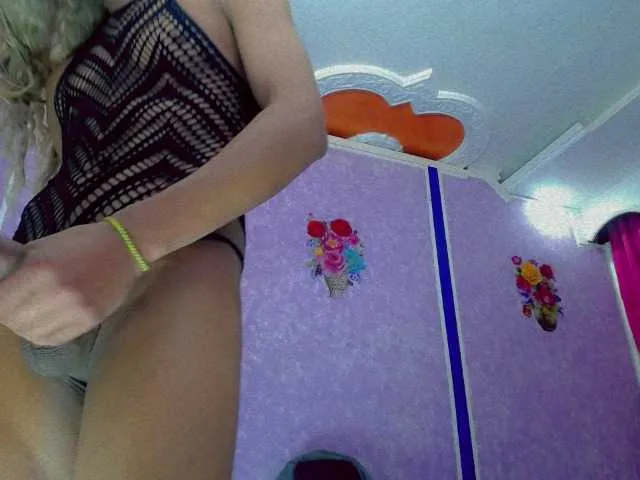 Live sex webcam photo for Megansweett1 #274663948