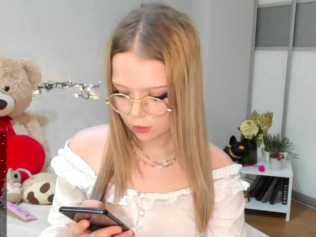 Live sex webcam photo for MelMooon #278264993