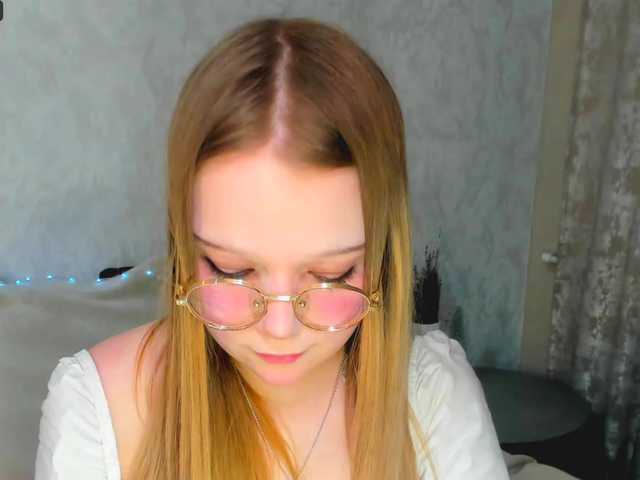 Live sex webcam photo for MelMooon #290375925