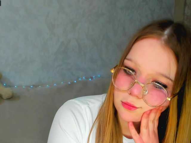 Live sex webcam photo for MelMooon #290395695