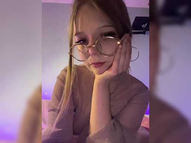 Live sex webcam photo for MelMooon #290692554