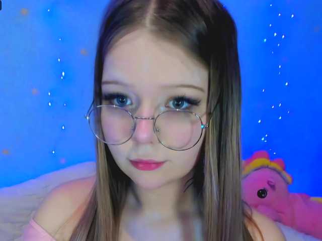 Live sex webcam photo for MelMooon #290842286