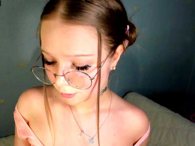 Live sex webcam photo for MelMooon #291371399