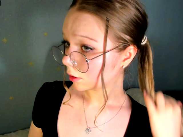 Live sex webcam photo for MelMooon #291401135