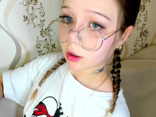 Live sex webcam photo for MelMooon #292057141