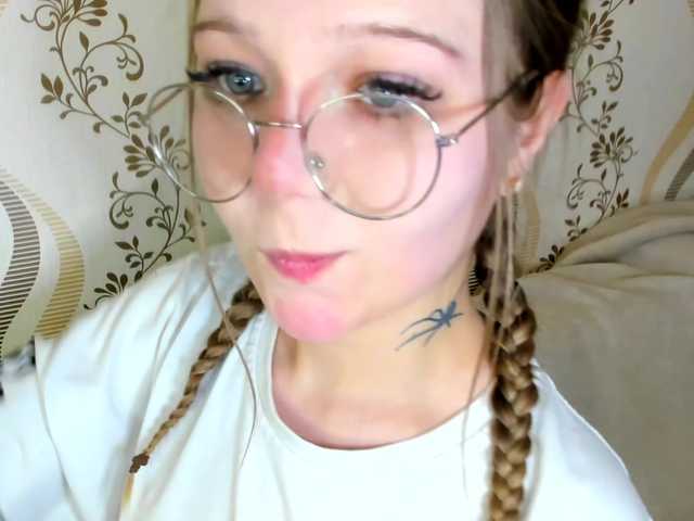 Live sex webcam photo for MelMooon #292171625