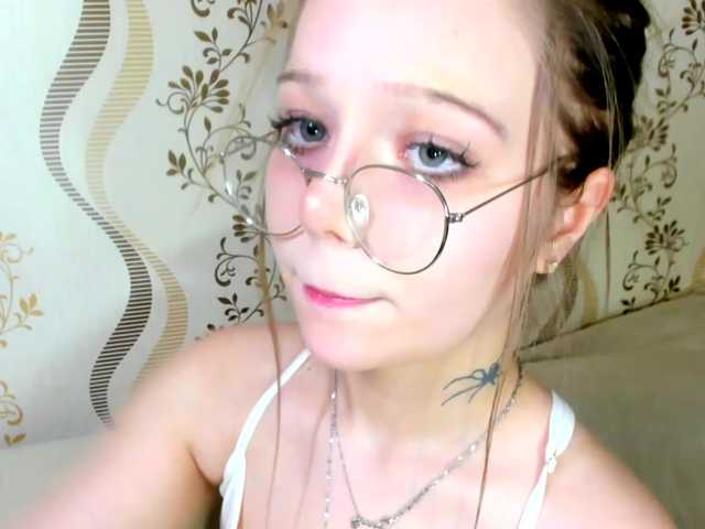 Live sex webcam photo for MelMooon #292303187