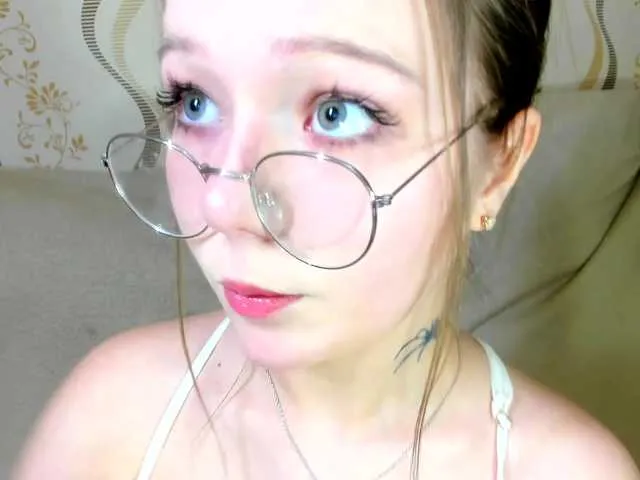 Live sex webcam photo for MelMooon #292560658