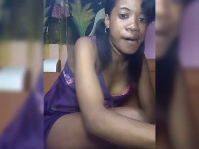 Live sex webcam photo for Melanie94 #292396081