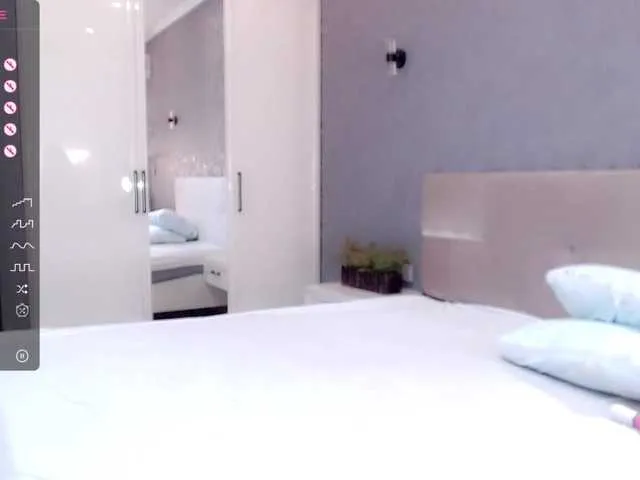 Live sex webcam photo for MelodyGreen #276451007
