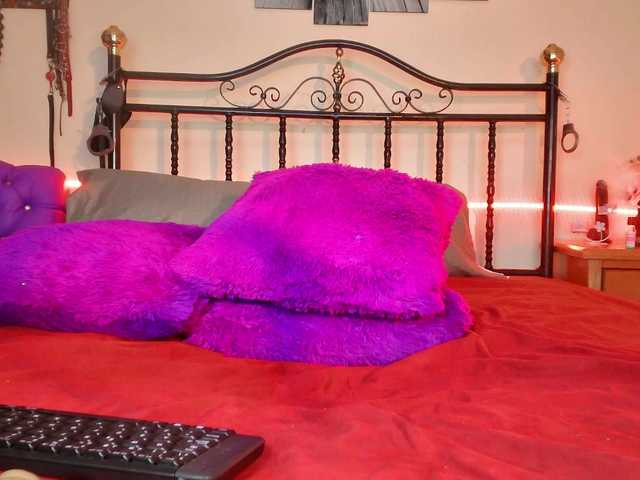 Live sex webcam photo for Merlyna11 #275516055