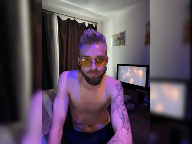 Live sex webcam photo for Mgperson2 #276086381