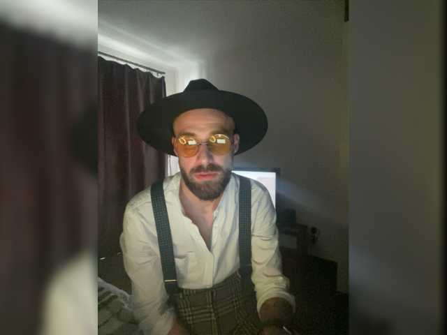 Live sex webcam photo for Mgperson2 #276391183