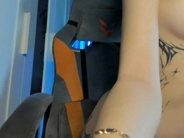 Live sex webcam photo for MiSeki #292333992