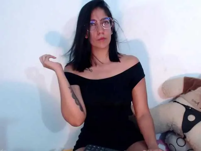 Live sex webcam photo for Mia-4u #274407444