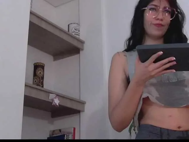 Live sex webcam photo for Mia-4u #275672434