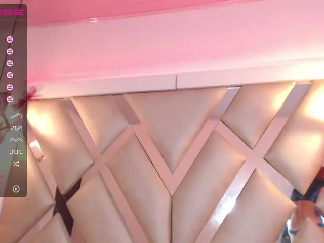 Live sex webcam photo for Mia-Spencer #272680518