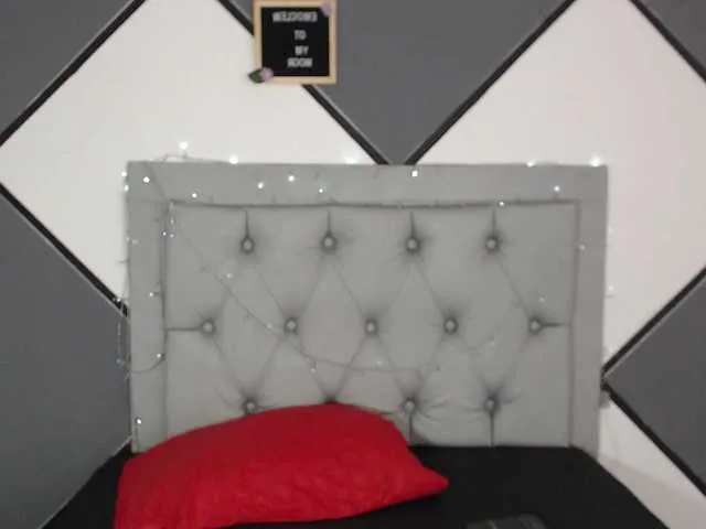 Live sex webcam photo for Mia-addams8 #275991738