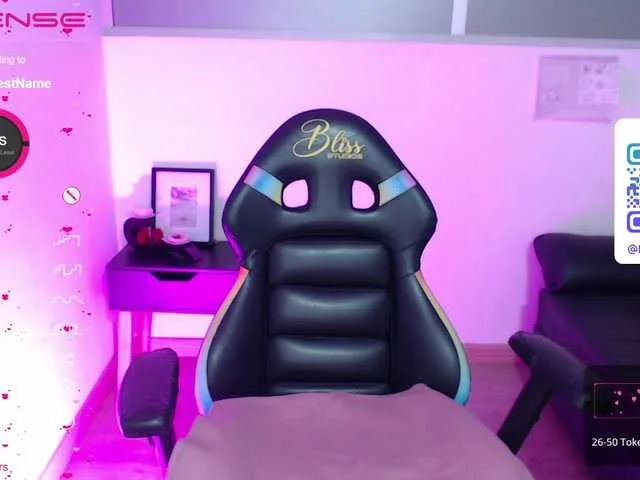 Live sex webcam photo for Mia-bigtitts0 #275529075