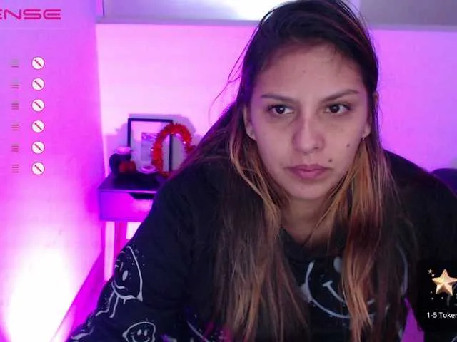 Live sex webcam photo for Mia-bigtitts0 #275581583