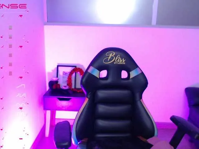 Live sex webcam photo for Mia-bigtitts0 #275583115