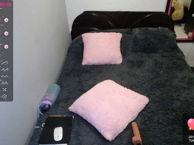 Live sex webcam photo for Mia1Smith5 #275461274