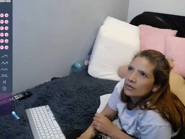 Live sex webcam photo for Mia1Smith5 #275533145