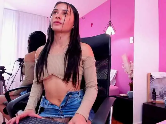 Live sex webcam photo for MiaAylin #290637176