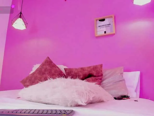 Live sex webcam photo for MiaAylin #290848393