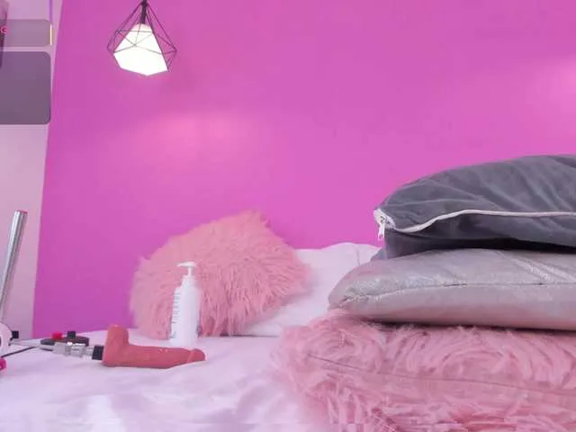 Live sex webcam photo for MiaAylin #290978922