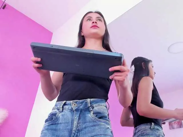 Live sex webcam photo for MiaAylin #291050779