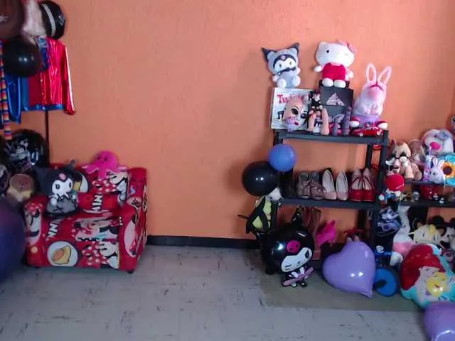 Live sex webcam photo for MiaJhons #292056231