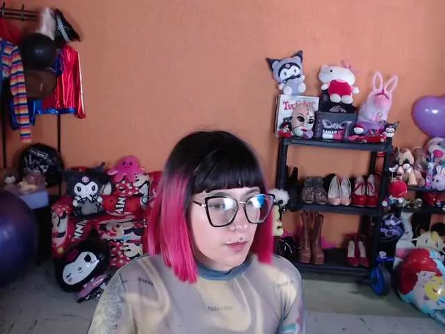 Live sex webcam photo for MiaJhons #292222495