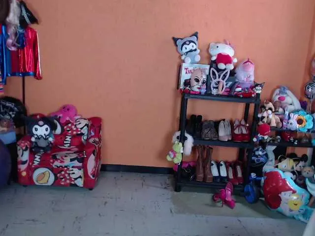 Live sex webcam photo for MiaJhons #292349096