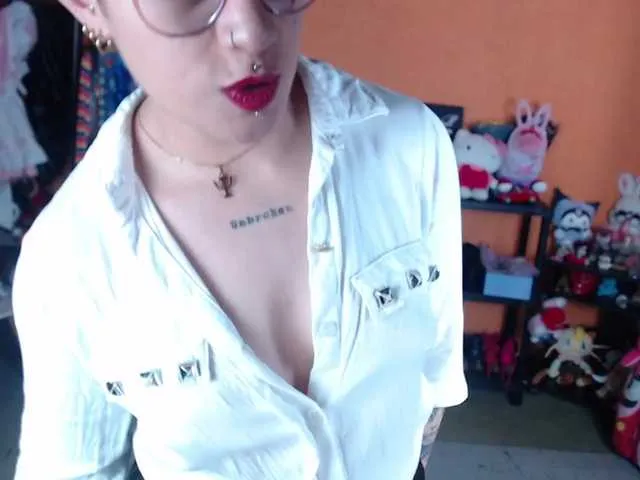 Live sex webcam photo for MiaJhons #293570937