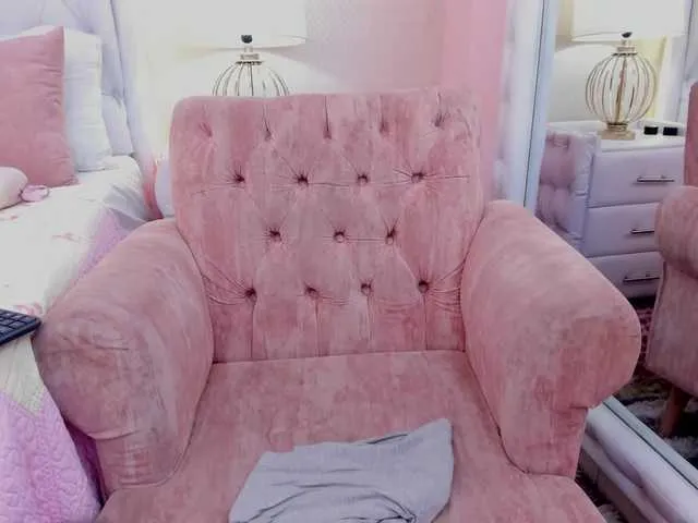 Live sex webcam photo for MiaLewis #291682609